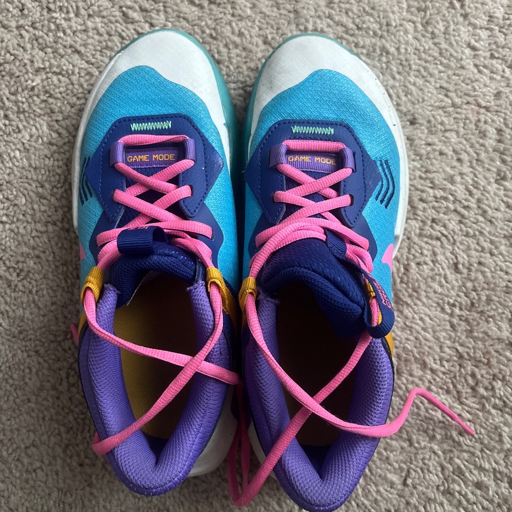 Basketball shoes